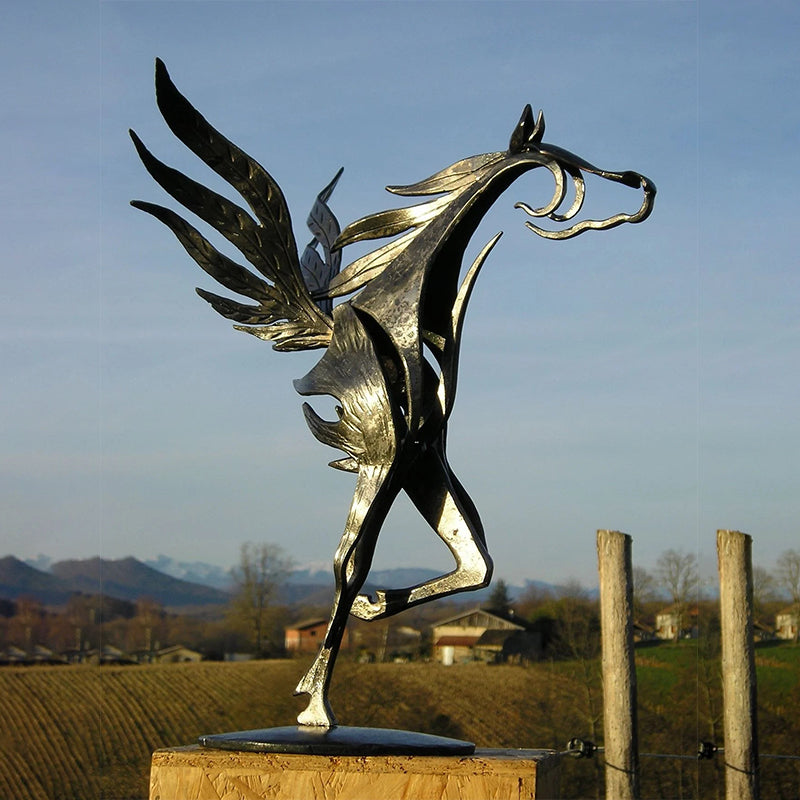 Elegant Kiss Horse Sculpture