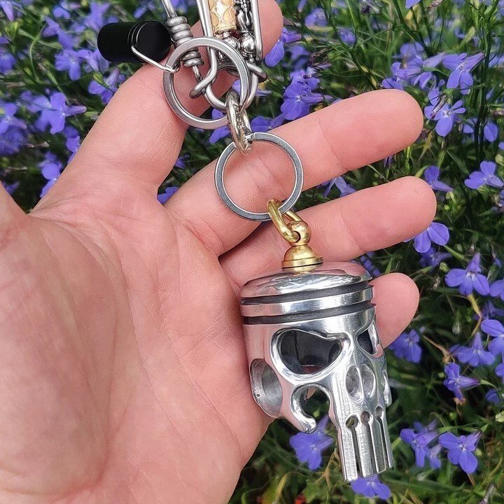 💀Unlock Your Style with the Piston Art Skull Keychain - A Versatile Accessory for Every Occasion!